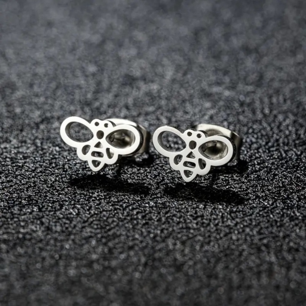 NEW Dainty Bumble Bee stud Earrings Silver color - Boutique
